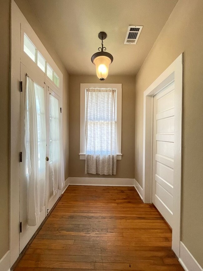 Building Photo - House: Garden District
