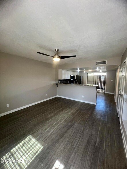 Foto del edificio - 2424 E Tracy Ln