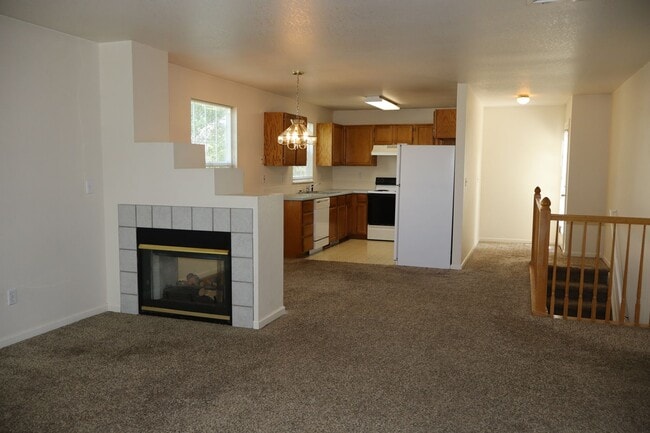 Building Photo - Cozy & Spacious 3-Bedroom Townhome In Fort...