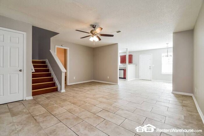 Building Photo - Spacious Traditional off Old National