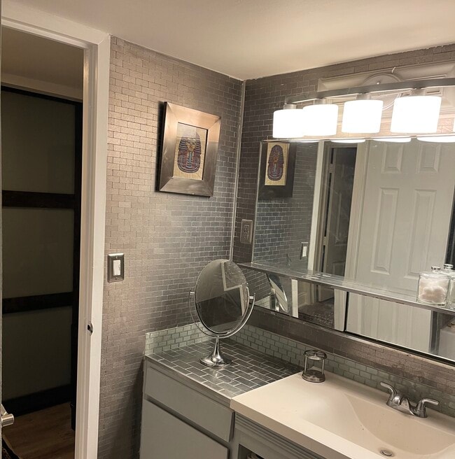 14 Lockwood Dr Unit 12f, Charleston, SC 29401 Condo for Rent in