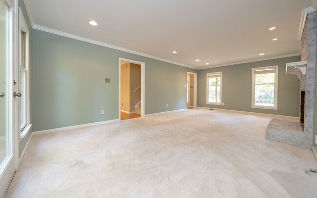 Building Photo - Beautiful 3 Bedroom in American Village! M...