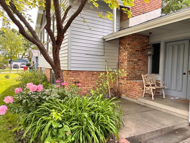 Building Photo - 2815 Monroe Dr