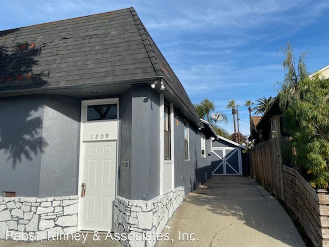 Primary Photo - 3 br, 1 bath House - 1209 E BROADWAY STREET