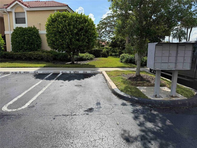 Foto del edificio - 5701 Riverside Dr