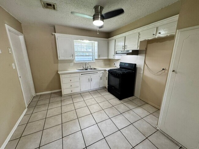 Foto del edificio - 3 bed one bath ready for move in , Moore Schools!