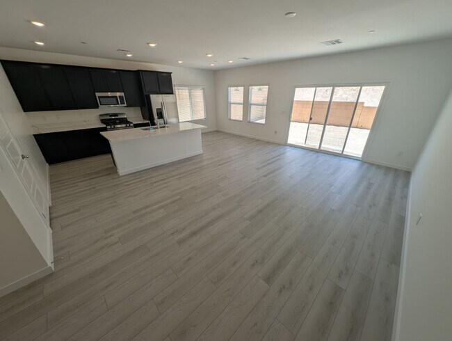 Foto del edificio - 3339 Rocky Waters Ave