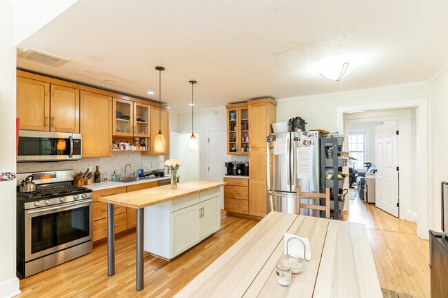 Building Photo - S Street