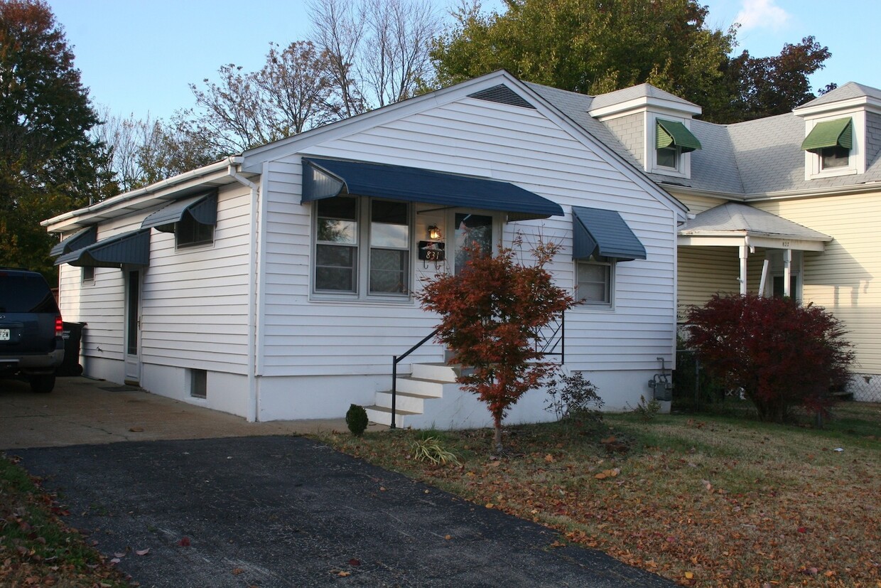 Cute bungalow - 831 ERSKINE AVE