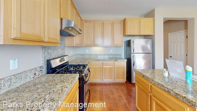 Building Photo - 4 br, 2.5 bath House - 658 Ray St.