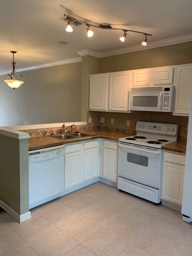 Building Photo - Luxury Townhome for Rent in Gated Dunwoody...