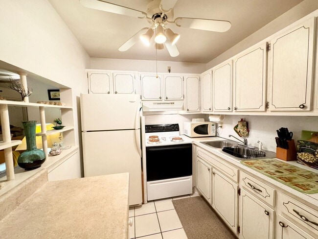 Building Photo - 3040 Lake Osborne Dr