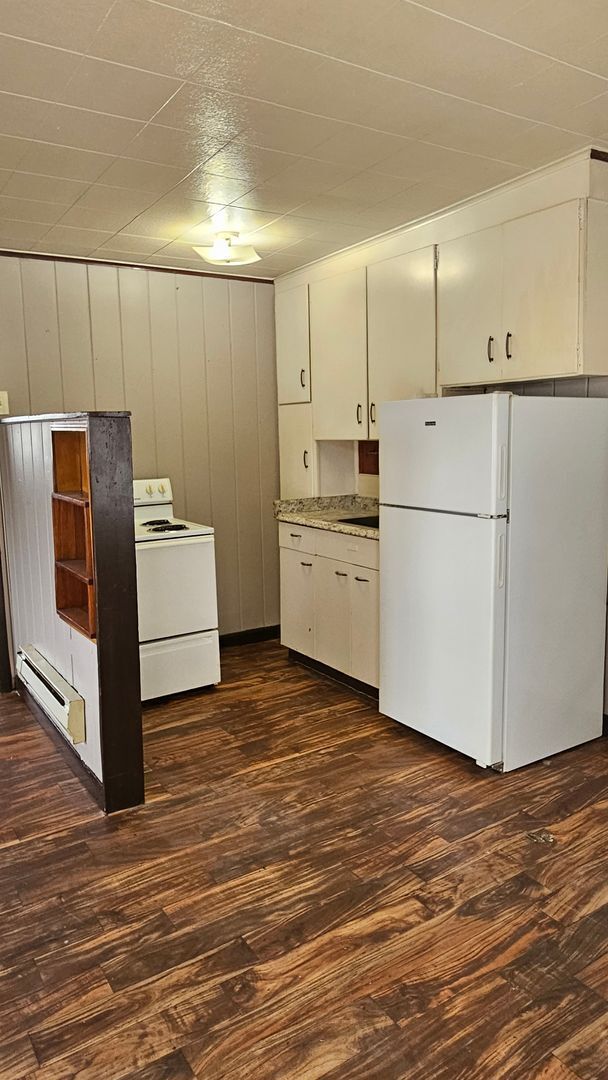 Building Photo - 1 bedroom duplex close to shopping