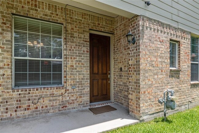 Building Photo - 2723 Wallingford Pnes