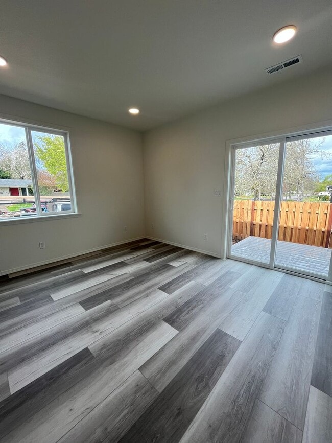 Building Photo - 975 W 27th Ave