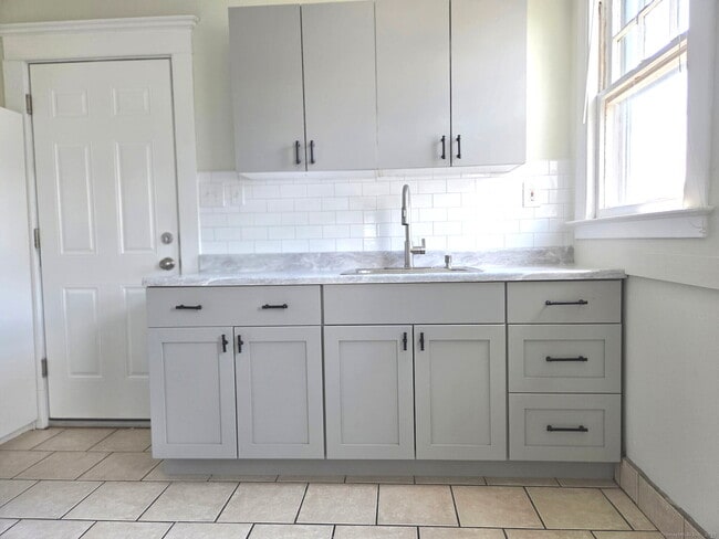 Building Photo - 108 Concord St