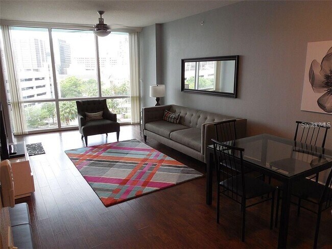 Foto del edificio - 322 E Central Blvd