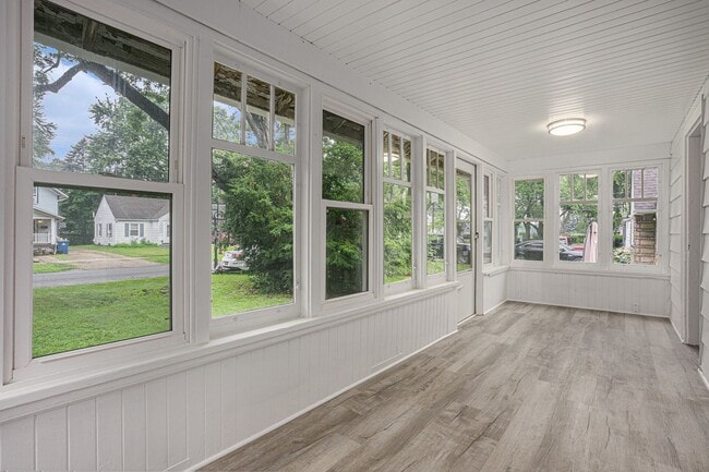 Building Photo - Fully Renovated 3 bed 2 bath home - Ask about our security deposit alternative!