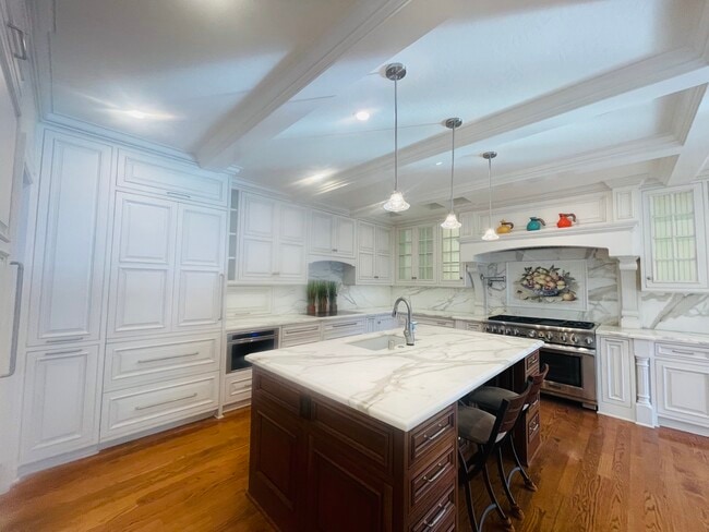 Building Photo - 200 Iris Way