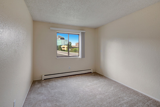 Continental Apartments - Bedroom - Continental