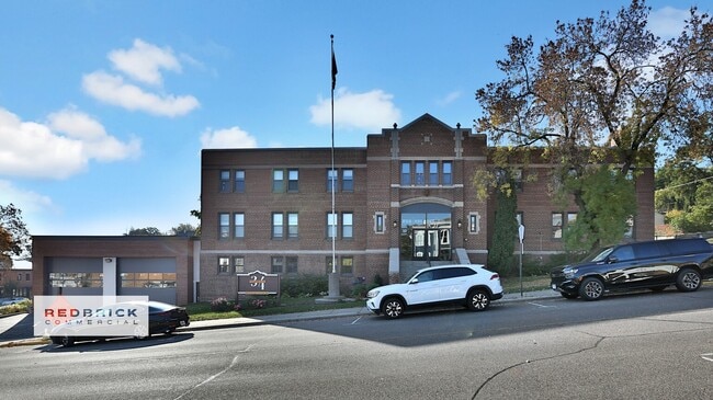 Building Photo - 107 Chestnut St E