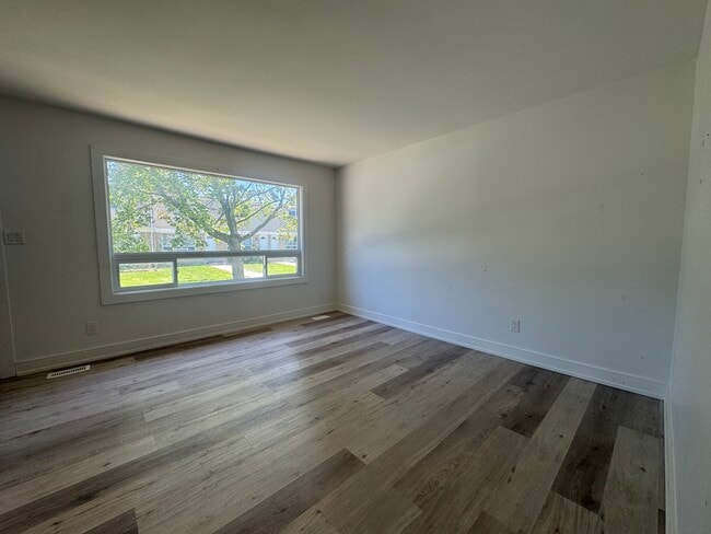 Building Photo - Freshly Renovated 2 Bed 1 Bath Townhome in...