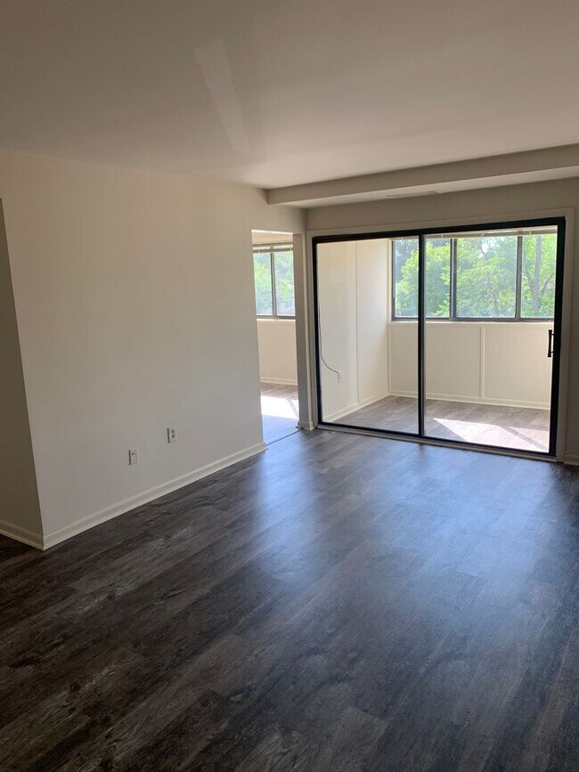 Building Photo - 2 Bedroom, 2 Bath Apartment, with Communit...