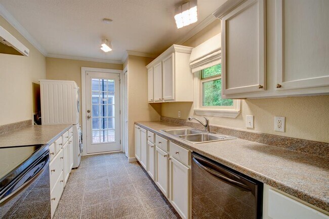 Building Photo - 6713 Calmont Ave