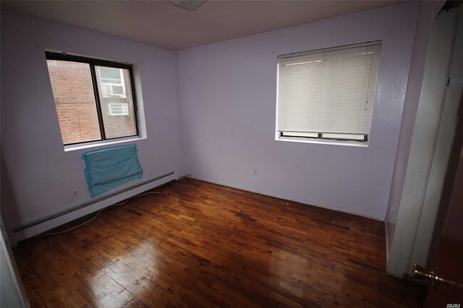 Foto del edificio - 164-40-164-77 77th Rd