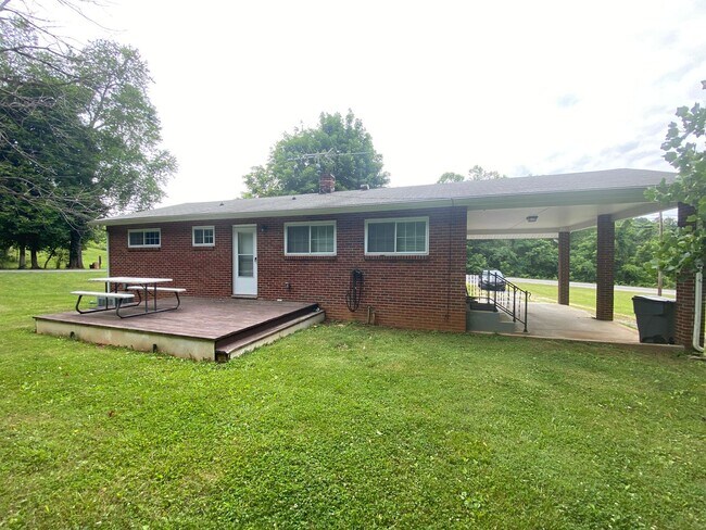 Foto del edificio - 3 Br 2 Ba Brick Ranch