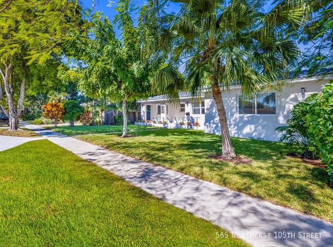 Building Photo - 565 NE 105th St