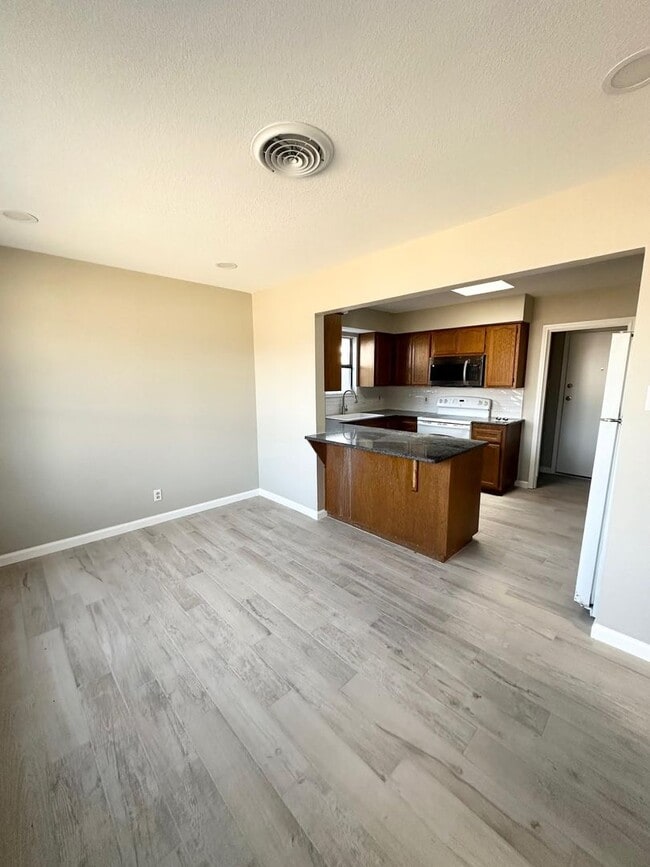 Foto del edificio - 3 Bedroom 2 Bathroom Available ASAP!