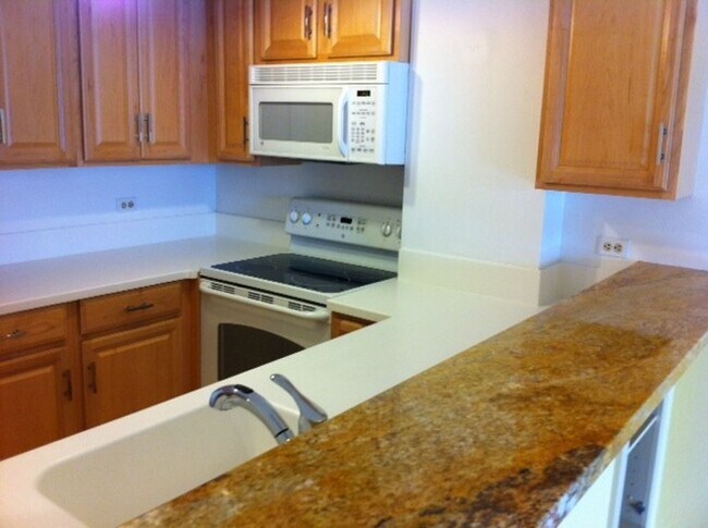 Foto del edificio - Nicely upgraded 2BR 2BA Condo located in the East Tower at the Opera Plaza!