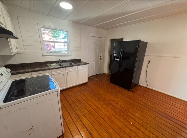 Foto del edificio - 320 W College St