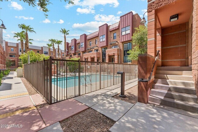 escalones de entrada a la derecha - 330 S Farmer Ave