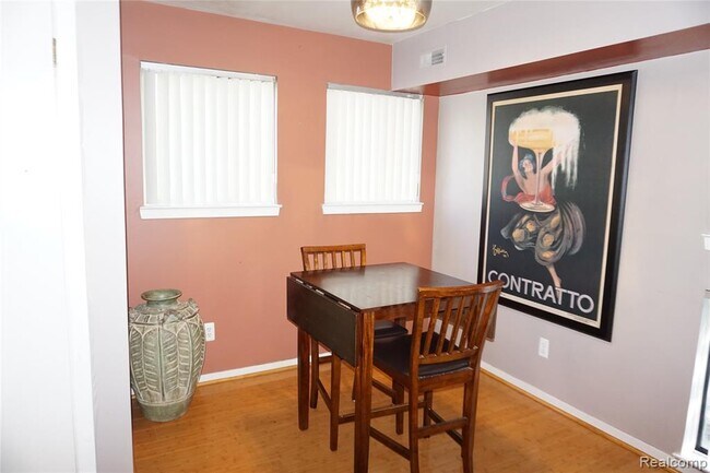 Foto del edificio - 27991 Rollcrest Rd