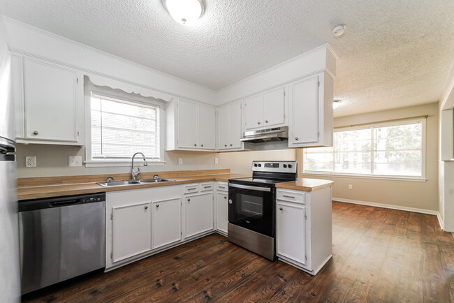 Building Photo - Three Bedroom Gem