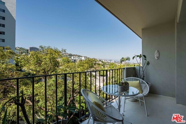 Building Photo - 818 N Doheny Dr