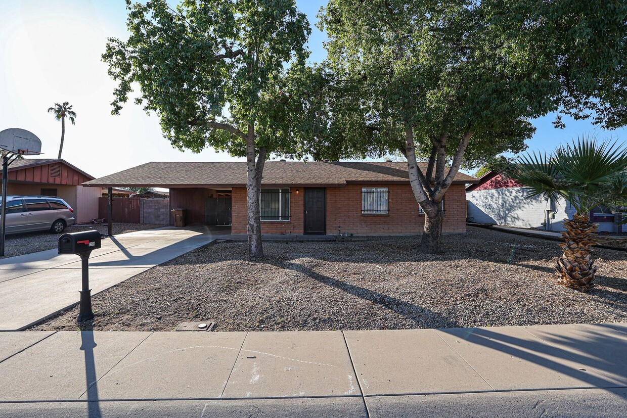 Foto principal - Value priced property in Central Peoria!