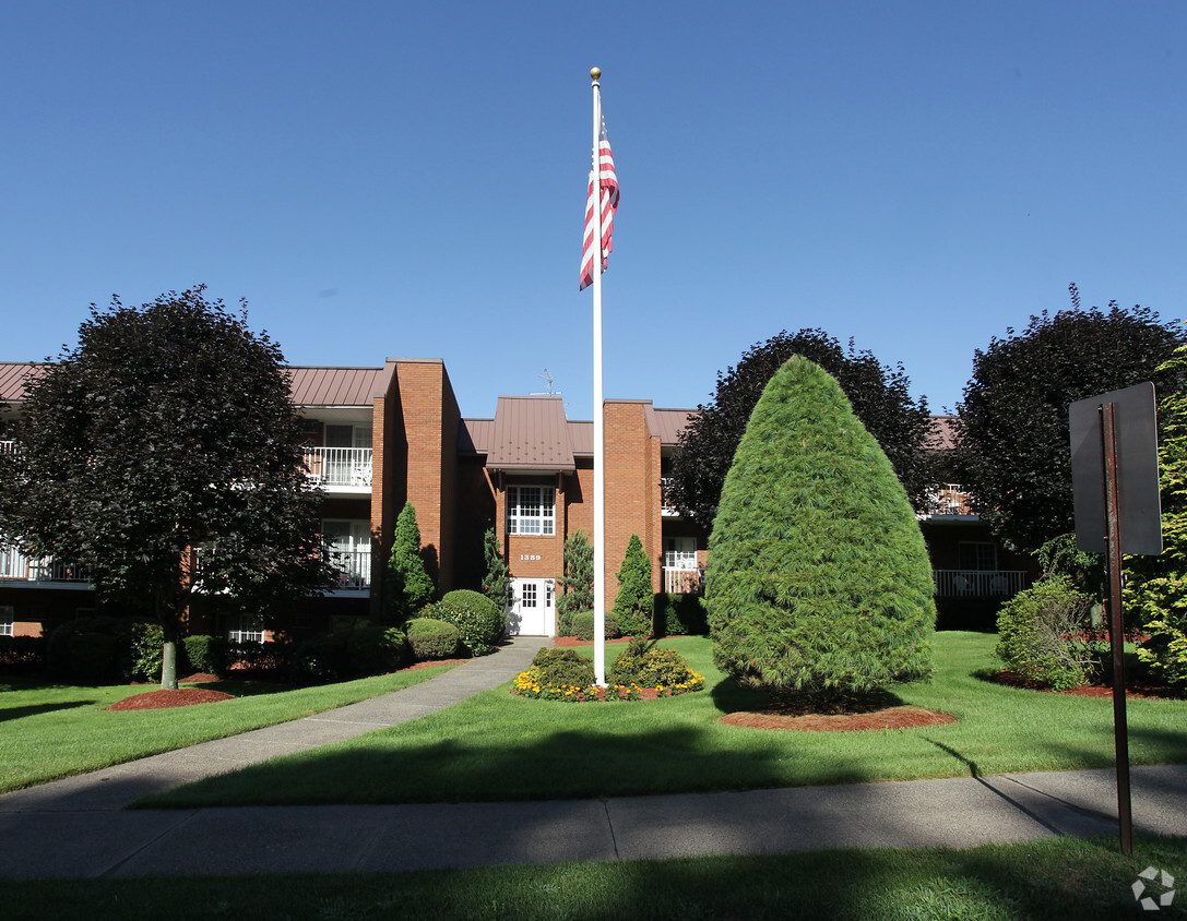 Building Photo - Diplomat Apartments