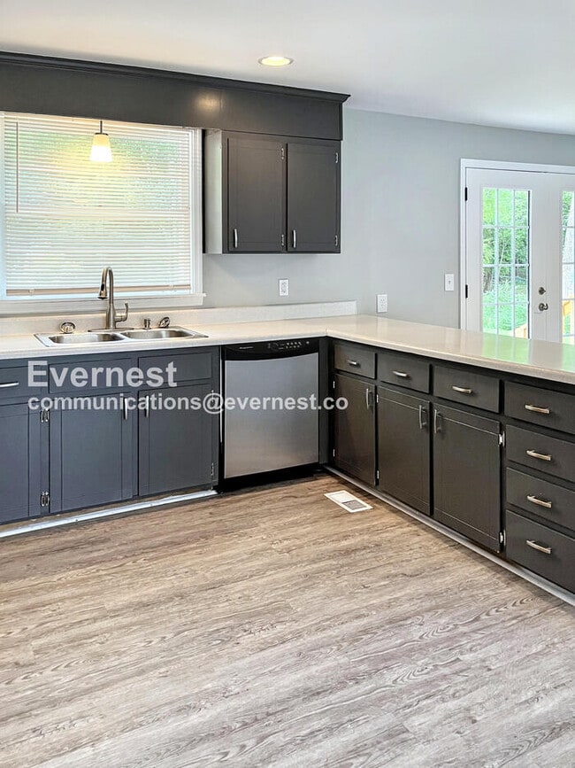 Building Photo - 5019 Suter Dr