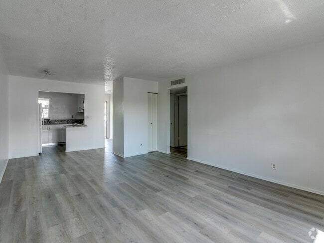 2 habitaciones, 2 baños - 864 pies cuadrados - Sala de estar - El Jardin Apartments