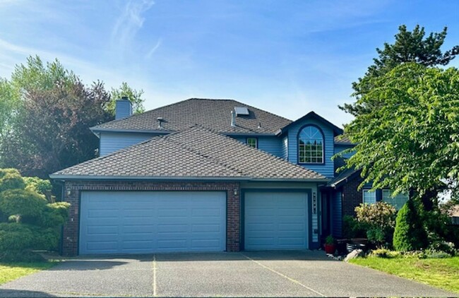 Building Photo - Beautiful Kitchen and Large back yard in a...