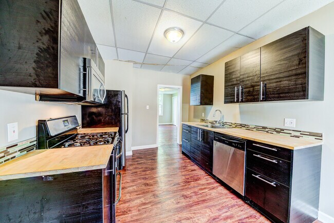 Foto del edificio - AVAILABLE August 2024 - Updated 3 Bedroom,...