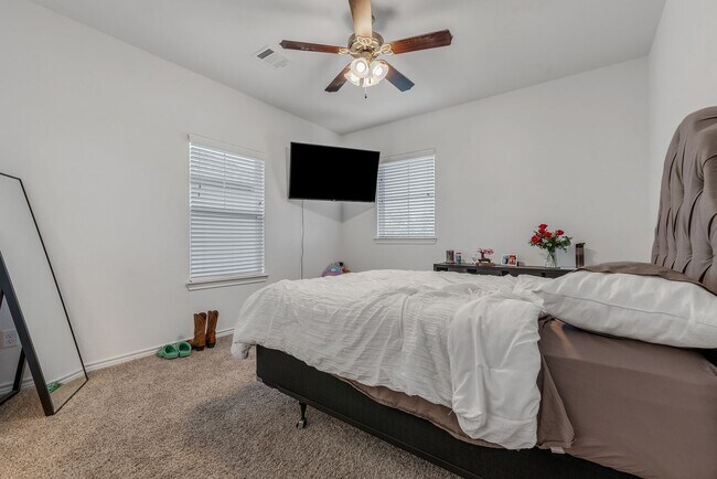 Foto del edificio - PRE-LEASING AUGUST 2025!! 5/5.5 in Pershin...