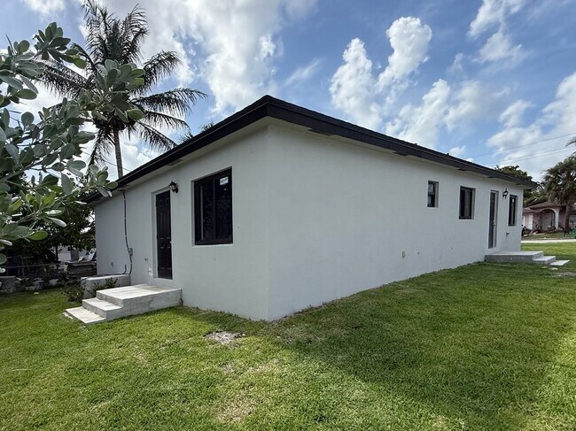 Foto del edificio - 2806 NW 9th Ct