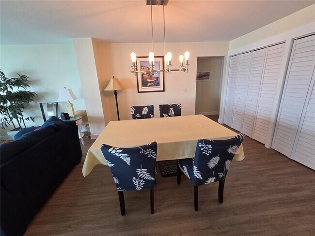 Foto del edificio - 5200 Brittany Dr S