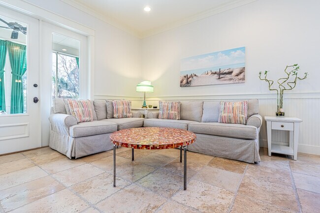 Foto del edificio - 2442 Bungalo Ln
