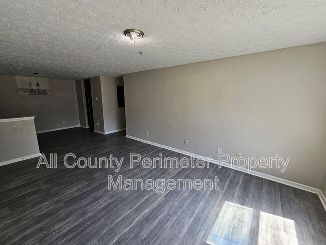 Foto del edificio - 2102 Fairington Ridge Cir