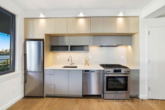 Building Photo - Waterfront Luxury 2 BED with Wrap arround ...